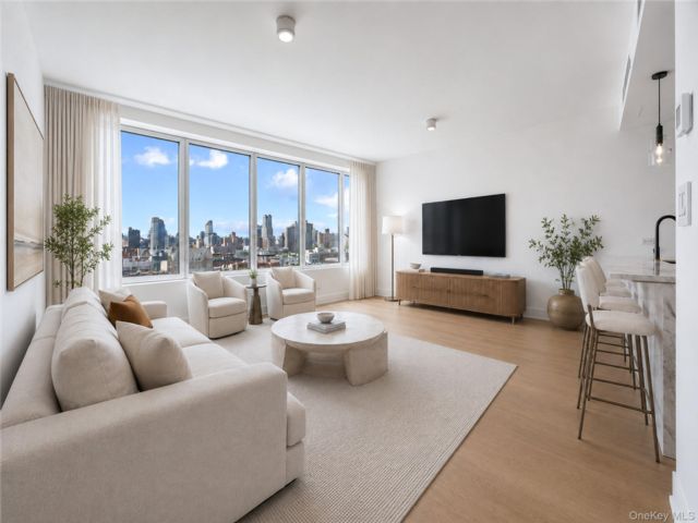  1 BR,  1.00 BTH &nbsp;Includes legal  style home in New York (manhattan)