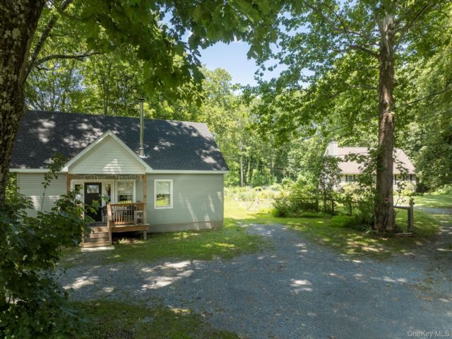  5 BR,  4.00 BTH &nbsp;Cape cod style home in Pleasant Valley