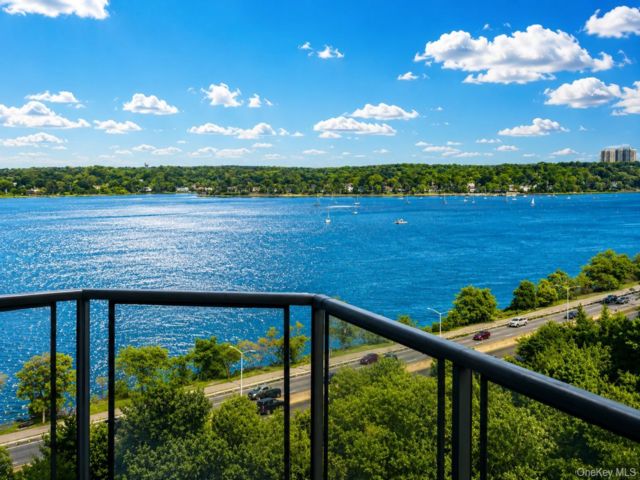  3 BR,  2.00 BTH &nbsp;High rise style home in Bayside