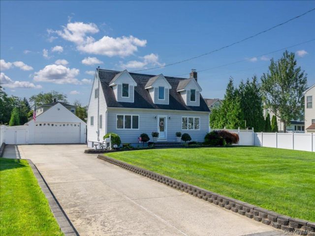  3 BR,  3.00 BTH &nbsp;Exp cape style home in Lindenhurst