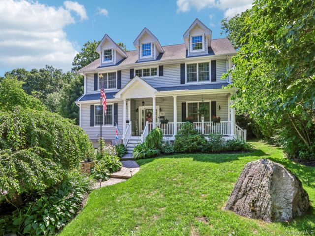 4 BR,  3.00 BTH &nbsp;Colonial style home in Sloatsburg