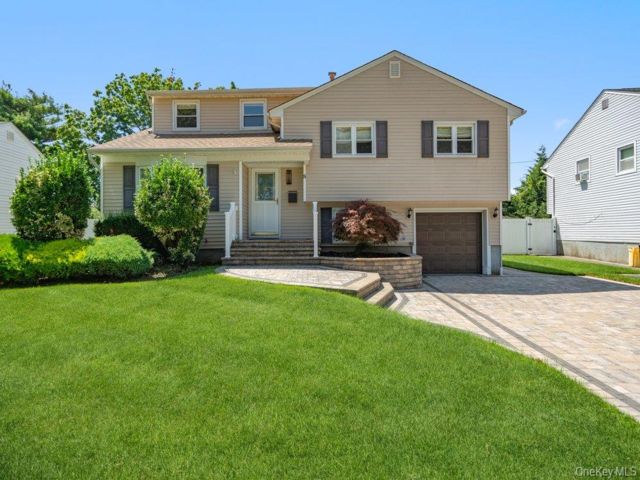  5 BR,  3.00 BTH &nbsp;Split level style home in Hicksville