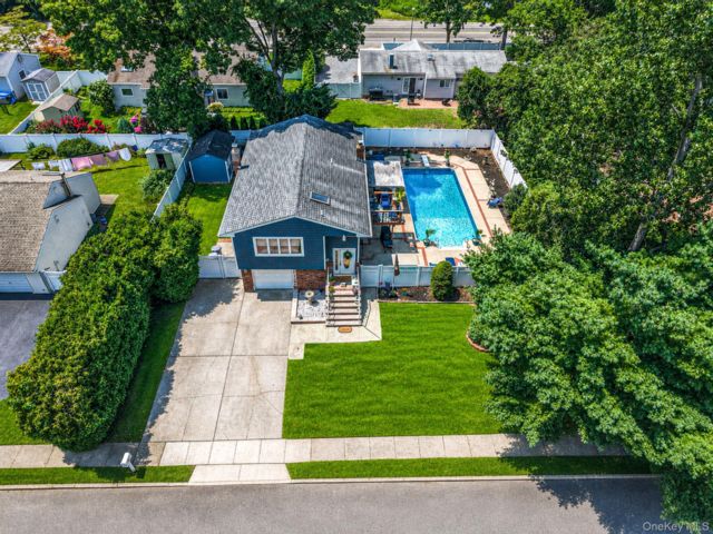  4 BR,  2.00 BTH &nbsp;Hi ranch style home in Farmingville