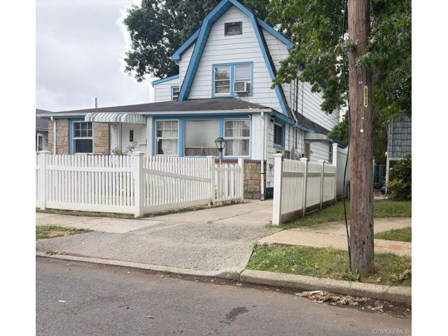 5 BR,  2.00 BTH &nbsp;Colonial style home in Baldwin