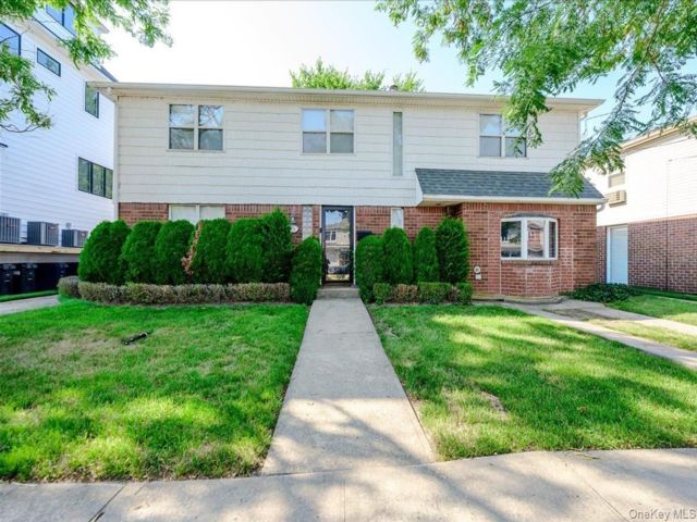 5 BR,  4.00 BTH &nbsp;Colonial style home in Far Rockaway