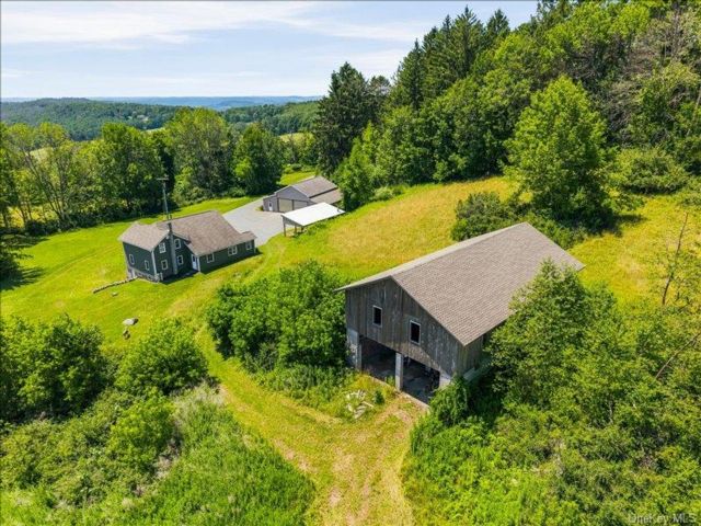  2 BR,  2.00 BTH &nbsp;Farmhouse style home in North Branch