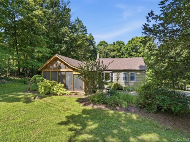  3 BR,  2.00 BTH &nbsp;Ranch style home in Warwick