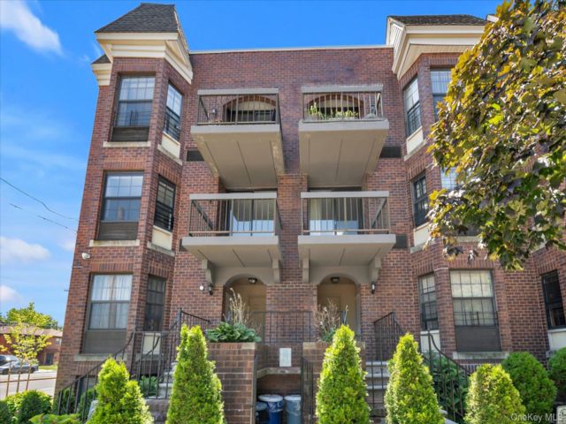  3 BR,  2.00 BTH &nbsp;Condo style home in Fresh Meadows