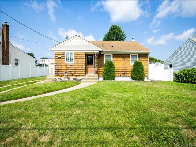  4 BR,  2.00 BTH &nbsp;Ranch style home in Massapequa Park