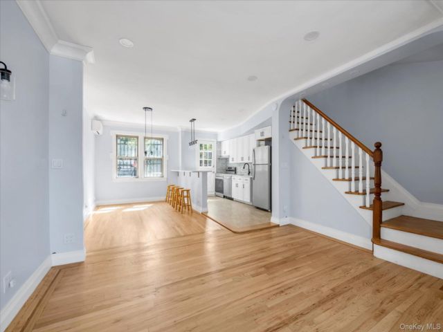  3 BR,  2.00 BTH &nbsp;Contemporary style home in Woodside