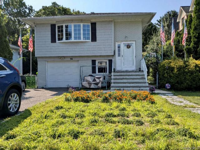  2 BR,  1.00 BTH &nbsp;Hi ranch style home in Locust Valley