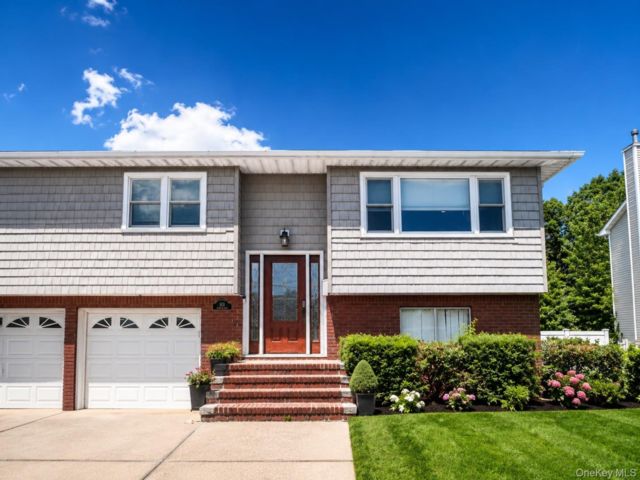  4 BR,  2.00 BTH &nbsp;Hi ranch style home in Lindenhurst