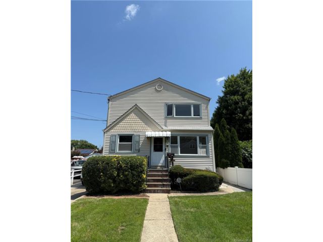  3 BR,  1.00 BTH &nbsp;Cape cod style home in Lynbrook