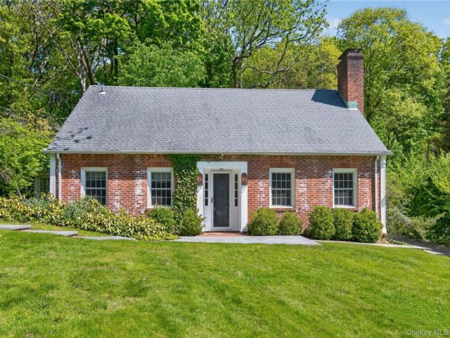  2 BR,  2.00 BTH &nbsp;Cottage style home in Locust Valley