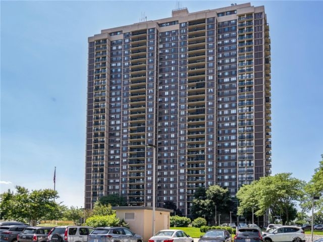  1 BR,  2.00 BTH &nbsp;High rise style home in Floral Park