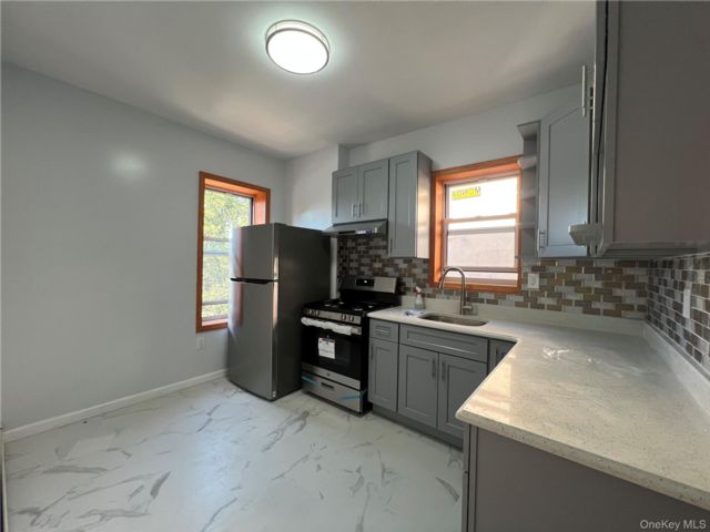  3 BR,  2.00 BTH &nbsp;Full floor apar style home in Soundview