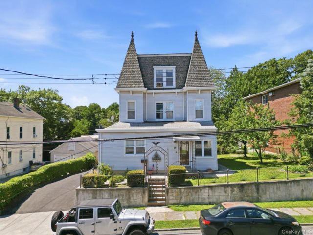 6 BR,  3.00 BTH &nbsp;Victorian style home in Yonkers