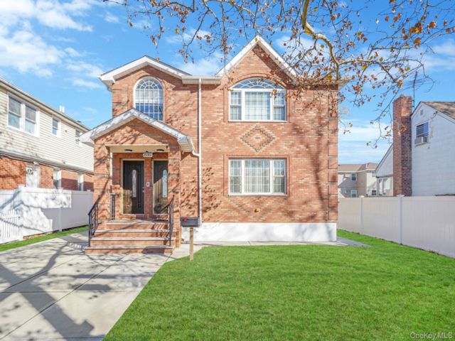 10 BR,  5.00 BTH &nbsp;House style home in Rosedale