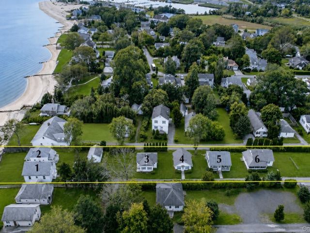 13 BR,  7.00 BTH &nbsp;Cottage style home in Jamesport