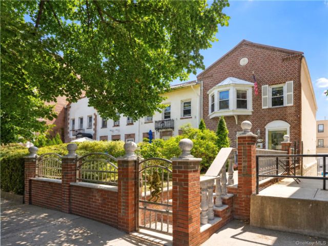  3 BR,  4.00 BTH &nbsp;House style home in Astoria