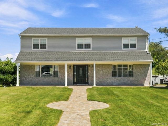  4 BR,  3.00 BTH &nbsp;Colonial style home in Amityville