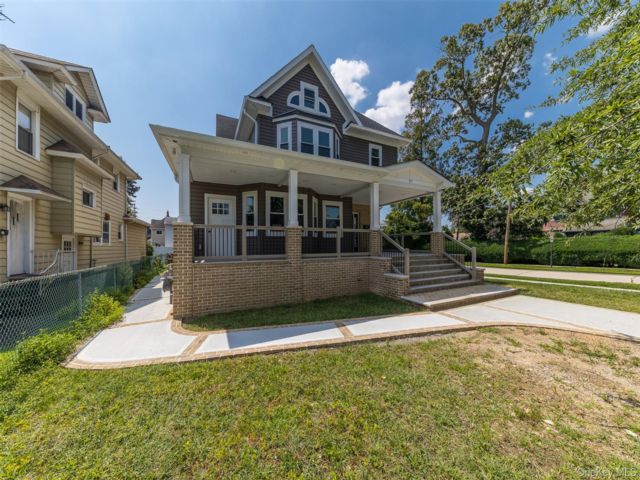  3 BR,  2.00 BTH &nbsp;Full floor apar style home in Lynbrook