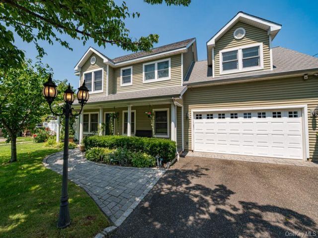  4 BR,  2.00 BTH &nbsp;Colonial style home in East Northport