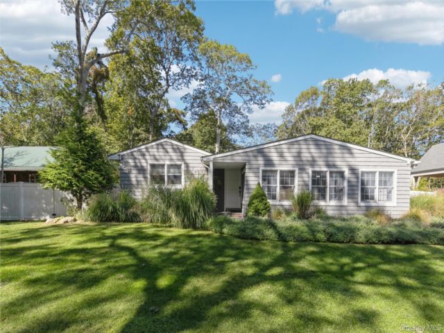  3 BR,  2.00 BTH &nbsp;Exp ranch style home in East Hampton