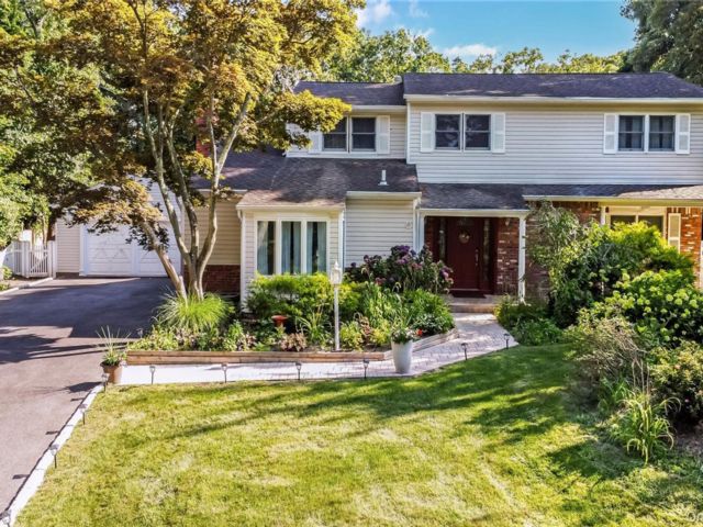  5 BR,  3.00 BTH &nbsp;Colonial style home in Hauppauge