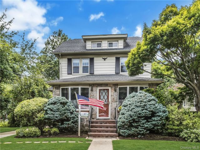  3 BR,  2.00 BTH &nbsp;Colonial style home in East Rockaway
