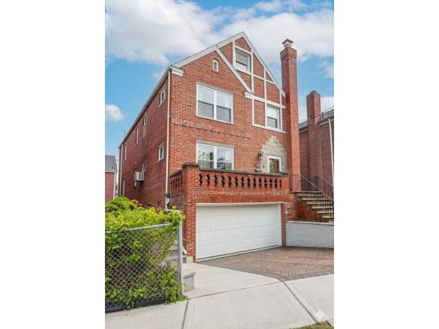  7 BR,  3.00 BTH &nbsp;House style home in Pilgrim
