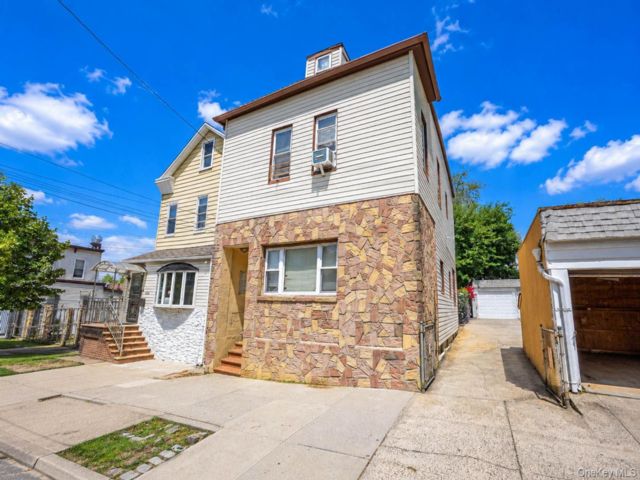  5 BR,  3.00 BTH &nbsp;House style home in College Point
