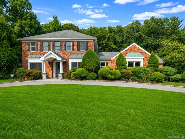  7 BR,  5.00 BTH &nbsp;Colonial style home in Kings Park