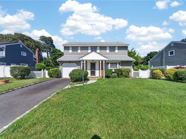  3 BR,  2.00 BTH &nbsp;Raised ranch style home in Central Islip