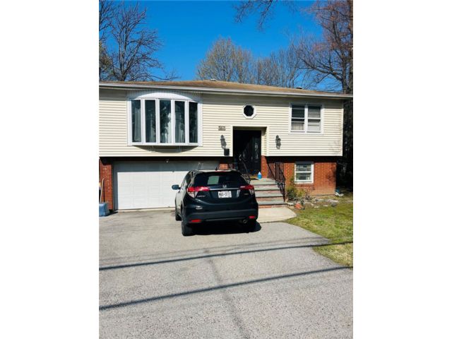  4 BR,  3.00 BTH &nbsp;Ranch style home in Yonkers