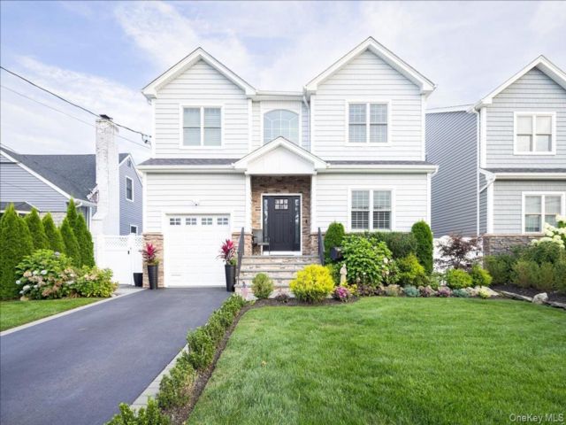  4 BR,  3.00 BTH &nbsp;Colonial style home in Bellmore