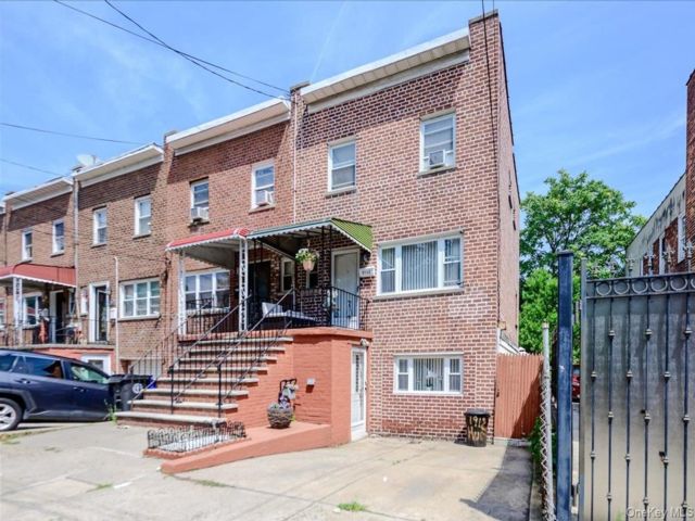  4 BR,  3.00 BTH &nbsp;Colonial style home in Parkchester