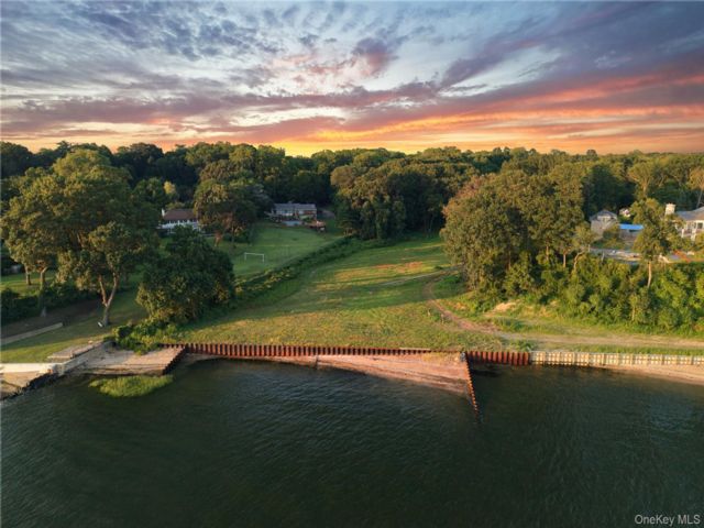 Lot <b>Size:</b>  &nbsp;House style home in Sands Point