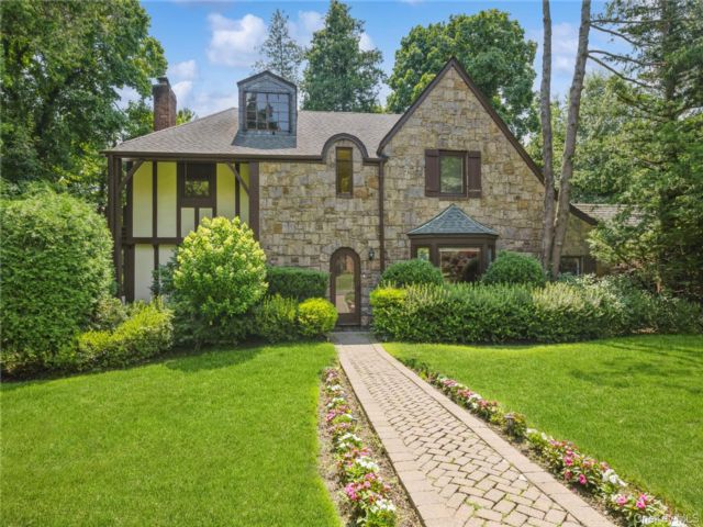  5 BR,  4.00 BTH &nbsp;Tudor style home in Great Neck