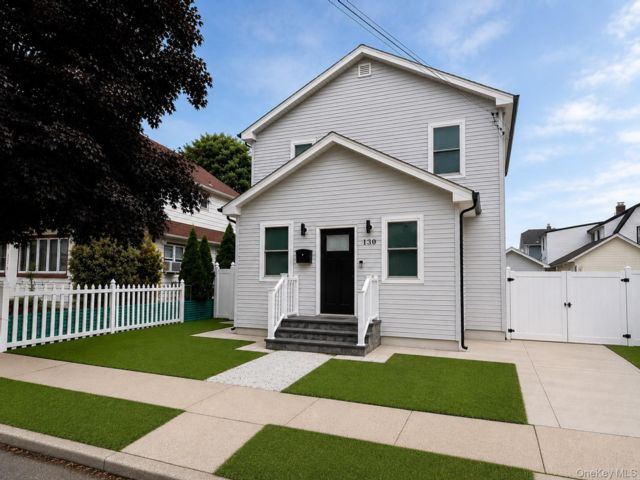  6 BR,  3.00 BTH &nbsp;Colonial style home in Hempstead