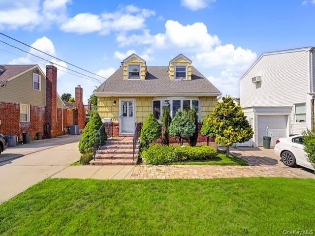  3 BR,  3.00 BTH &nbsp;Other style home in East Meadow