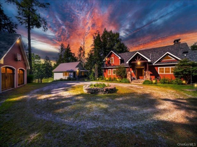  4 BR,  4.00 BTH &nbsp;Contemporary style home in Callicoon