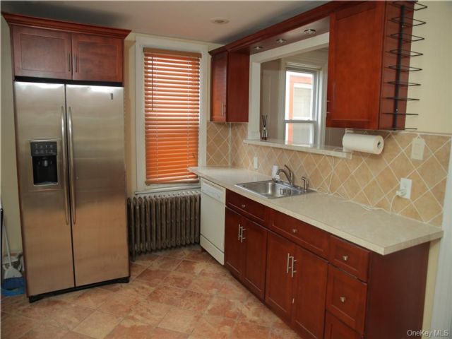  3 BR,  1.00 BTH &nbsp;Split level style home in Wakefield