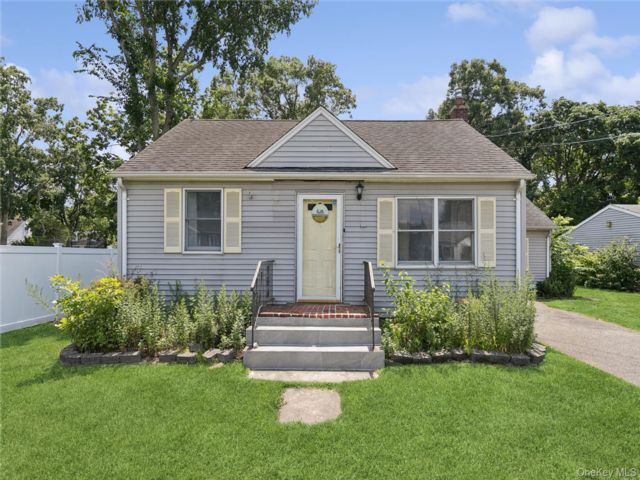  3 BR,  1.00 BTH &nbsp;Ranch style home in East Islip