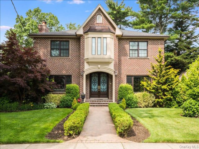  4 BR,  4.00 BTH &nbsp;Colonial style home in East Williston