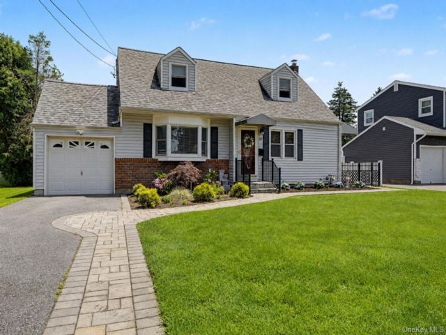  1 BR,  1.00 BTH &nbsp;Cape cod style home in East Northport
