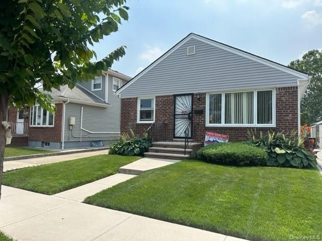  3 BR,  2.00 BTH &nbsp;Ranch style home in Whitestone