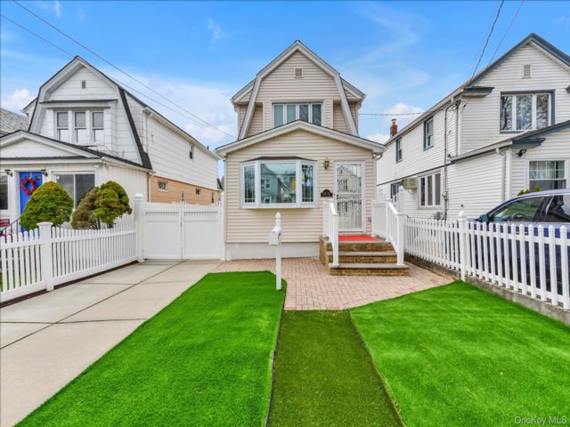  2 BR,  2.00 BTH &nbsp;Colonial style home in Queens Village