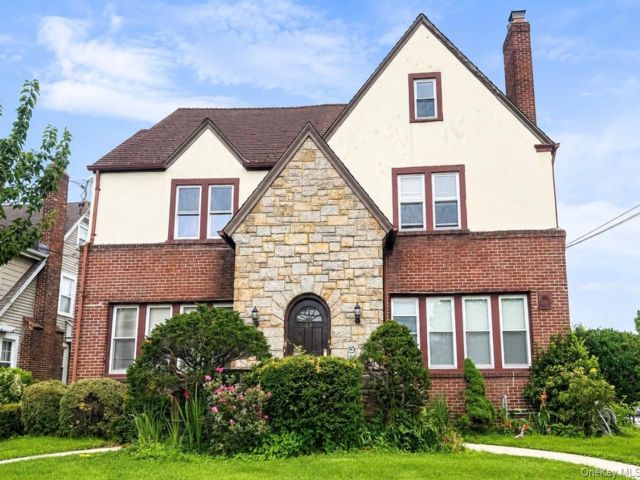  3 BR,  2.00 BTH &nbsp;Colonial style home in Rockville Centre