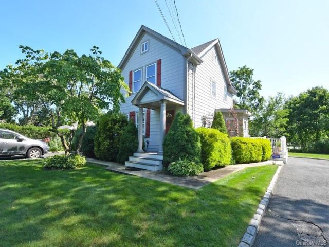  4 BR,  1.00 BTH &nbsp;Other style home in Riverhead